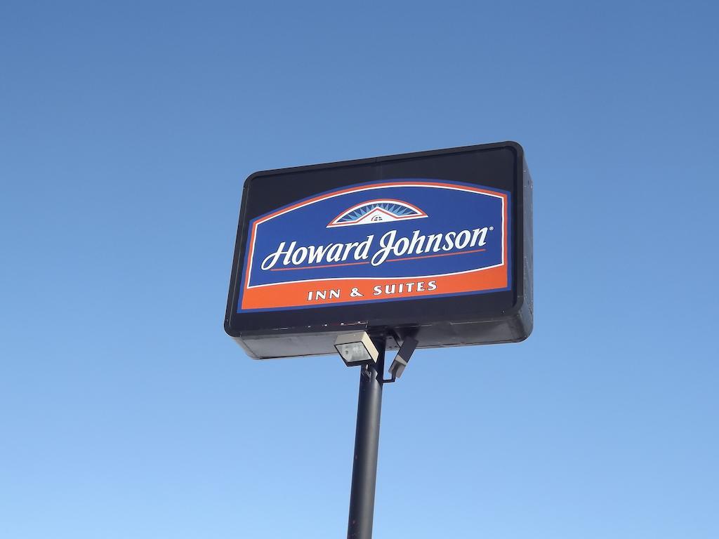 Howard Johnson By Wyndham Oacoma Hotel & Suites Exterior photo