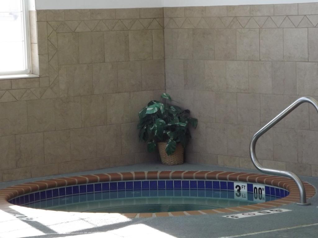 Howard Johnson By Wyndham Oacoma Hotel & Suites Exterior photo