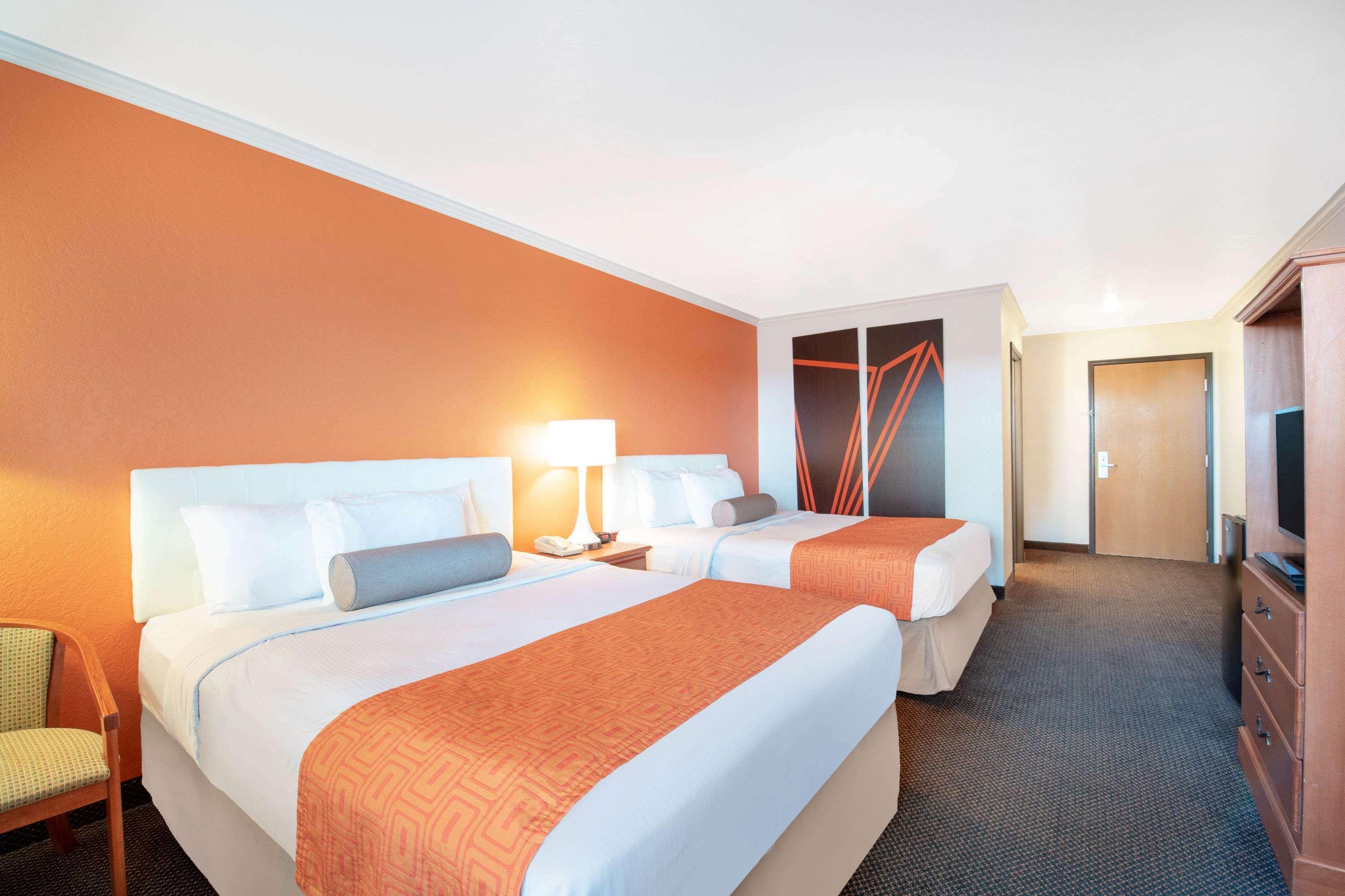 Howard Johnson By Wyndham Oacoma Hotel & Suites Exterior photo