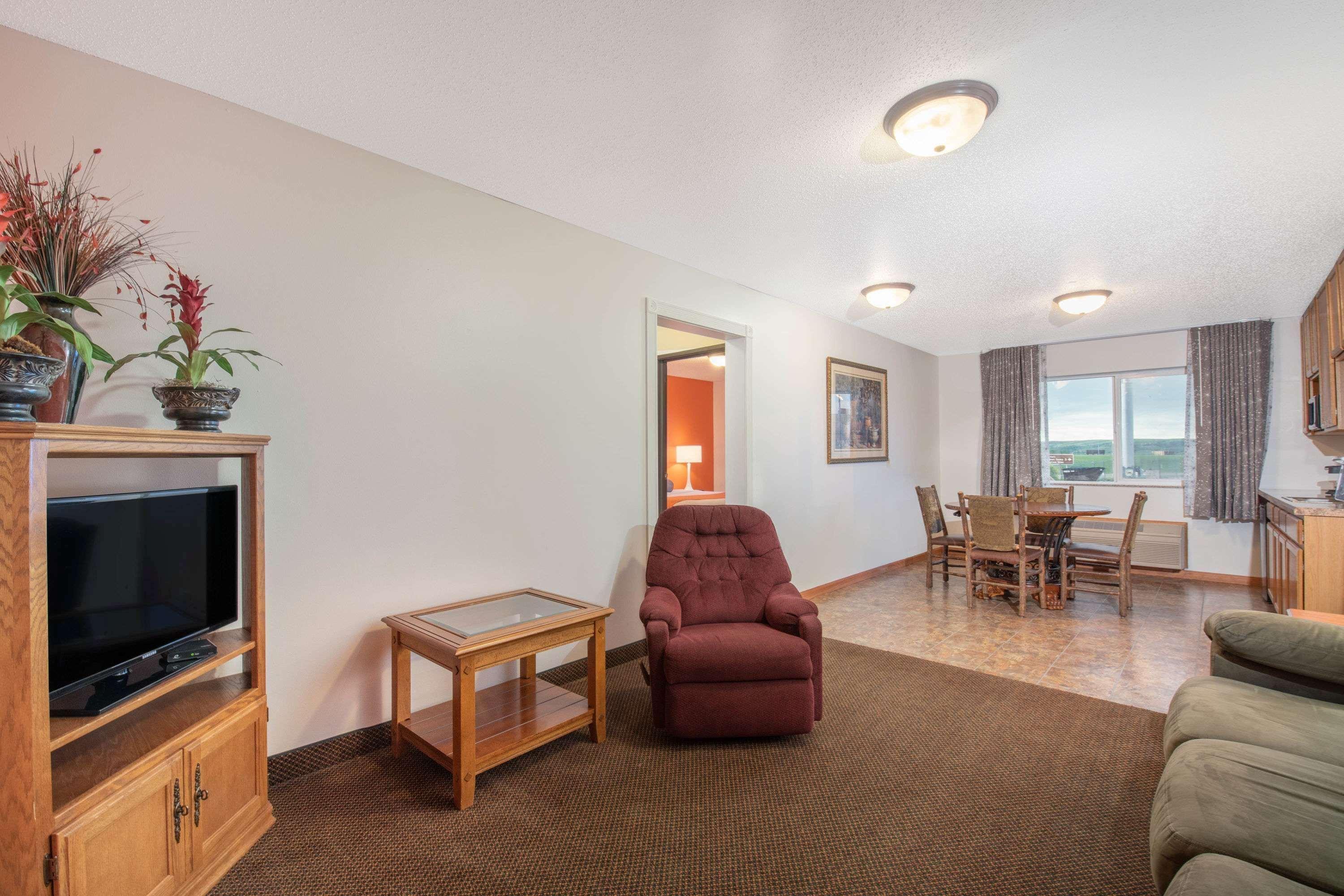 Howard Johnson By Wyndham Oacoma Hotel & Suites Exterior photo