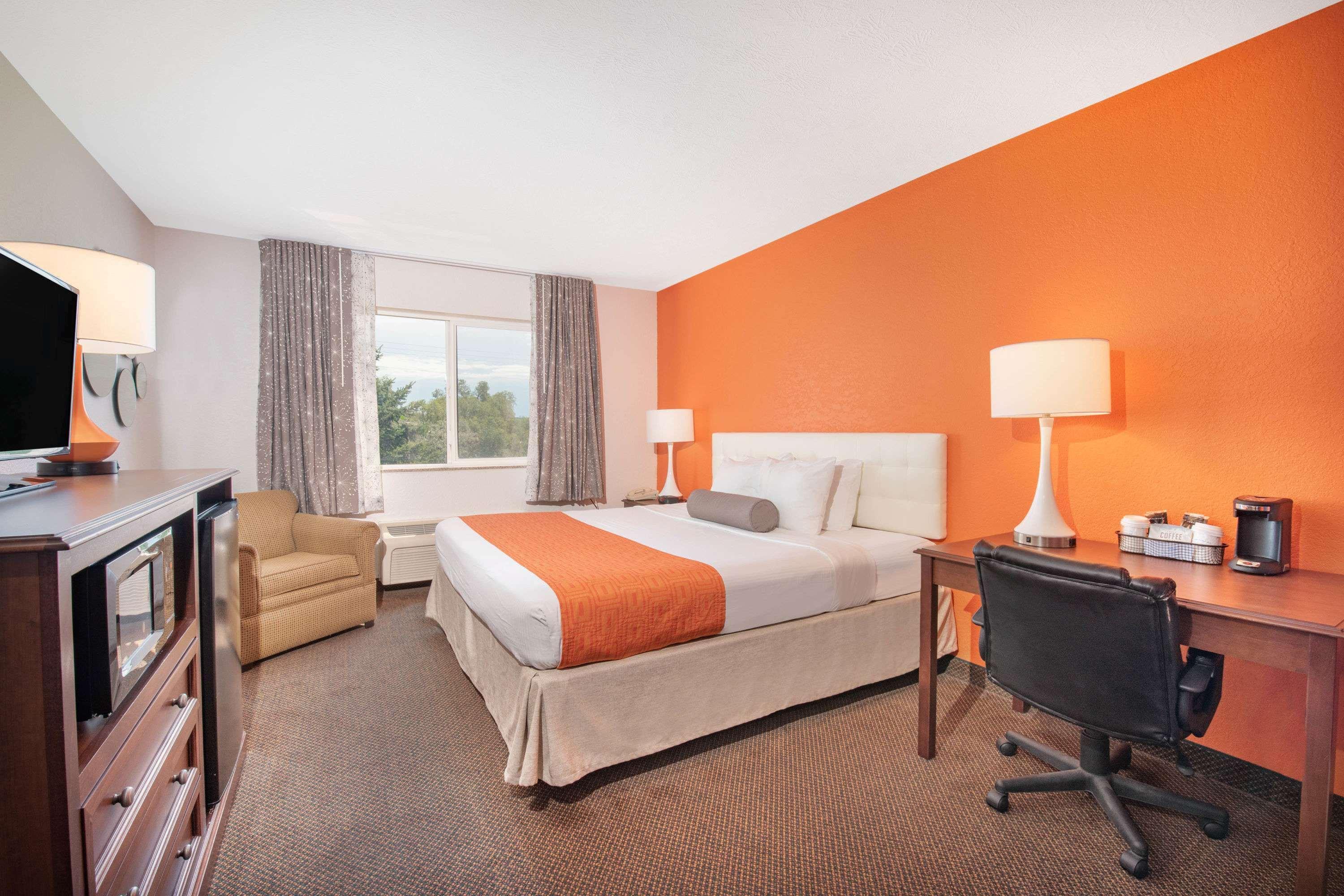 Howard Johnson By Wyndham Oacoma Hotel & Suites Exterior photo