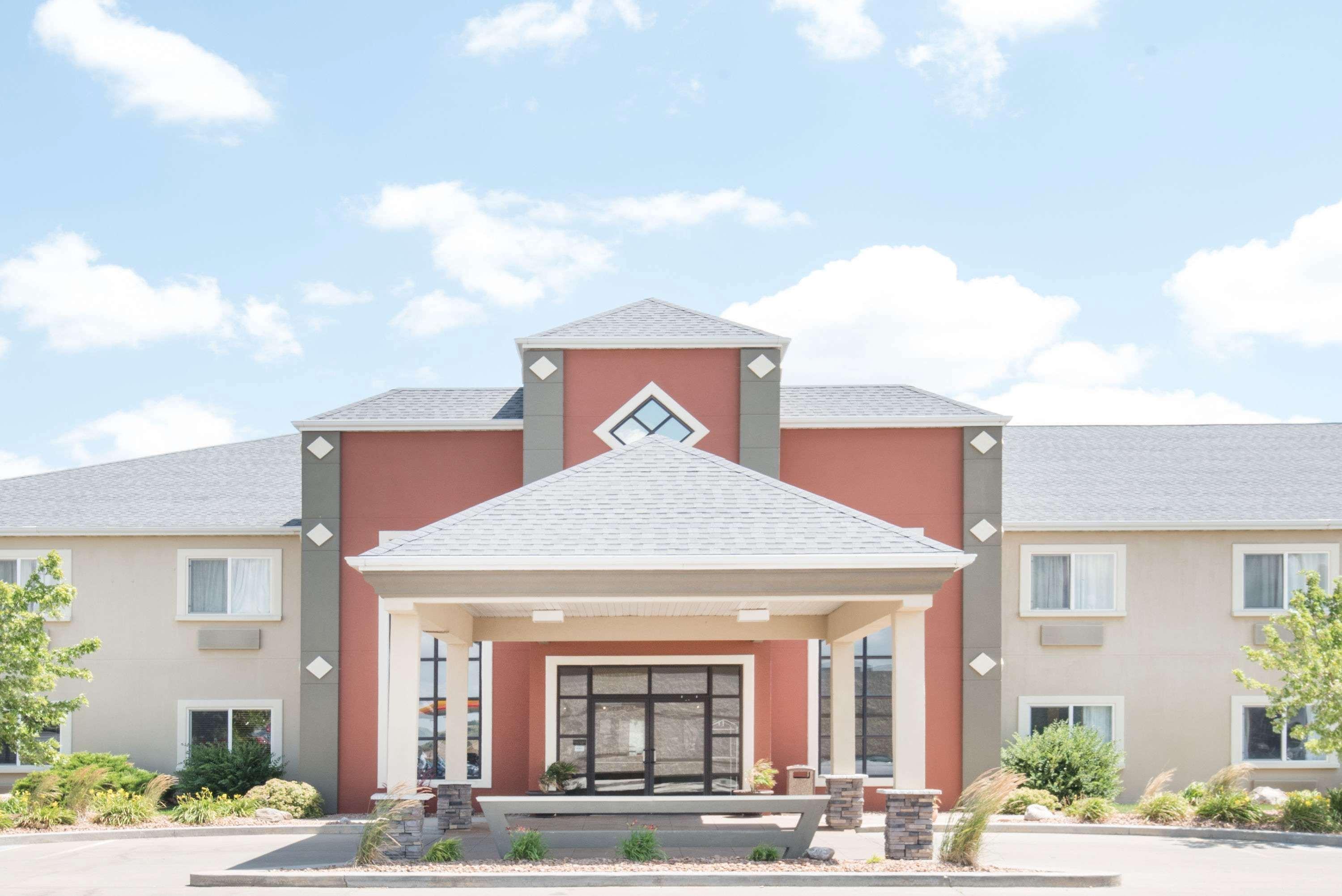 Howard Johnson By Wyndham Oacoma Hotel & Suites Exterior photo