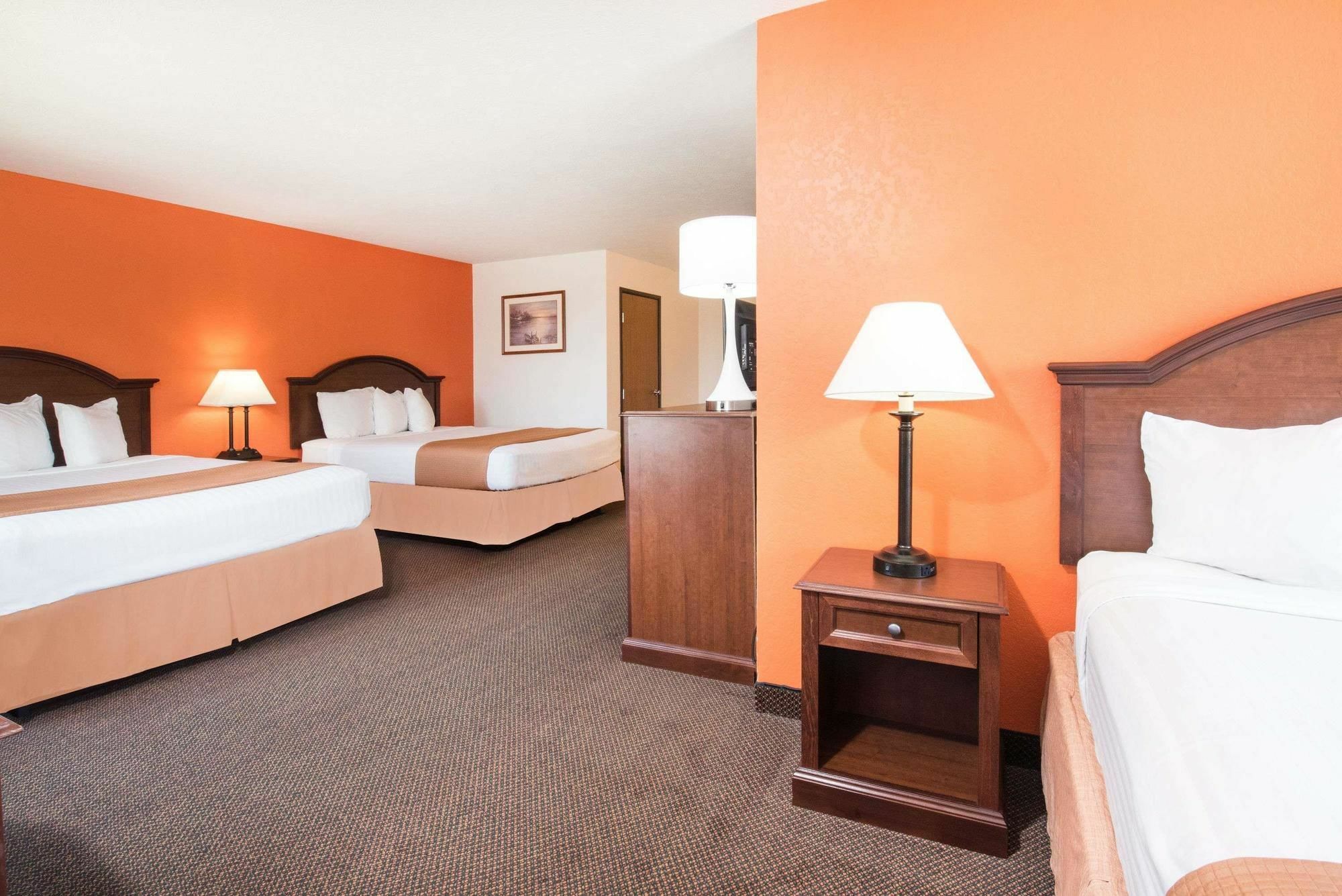Howard Johnson By Wyndham Oacoma Hotel & Suites Exterior photo