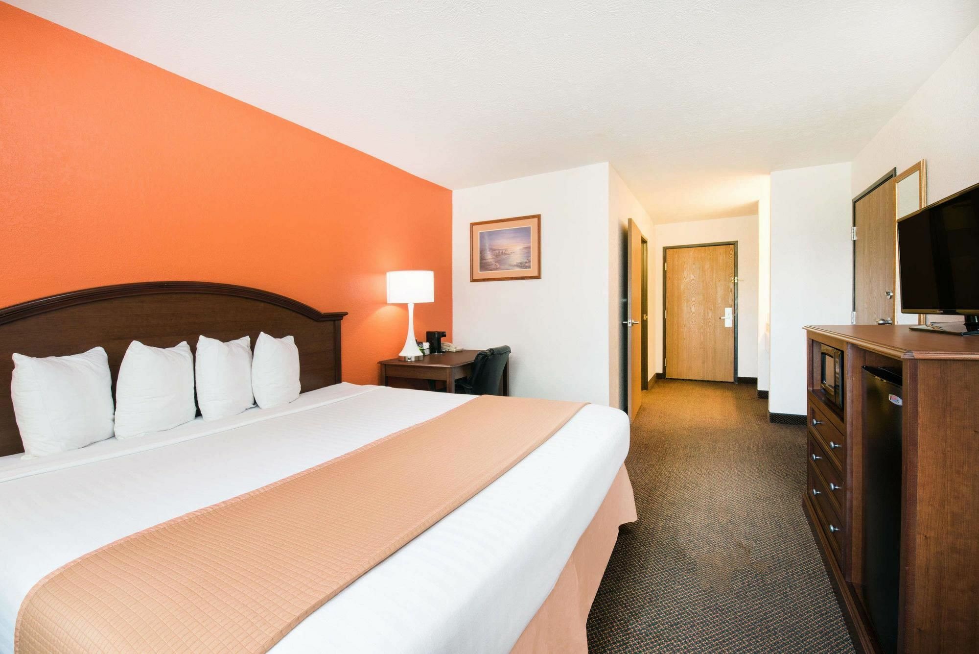 Howard Johnson By Wyndham Oacoma Hotel & Suites Exterior photo